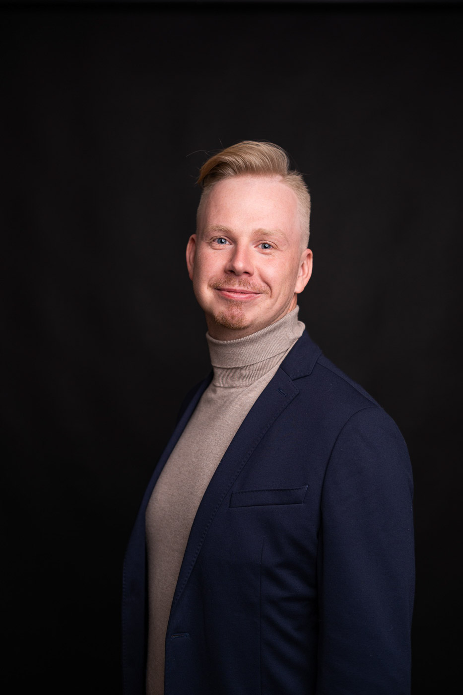 Business portrét ženy s&nbsp;notebookem při práci